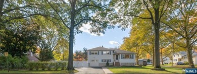 8 Hall Rd, Paramus, NJ 07652 - photo 2