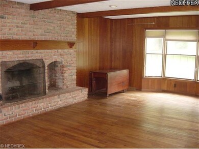 The bright Bay Window lets the sunshine in and cre