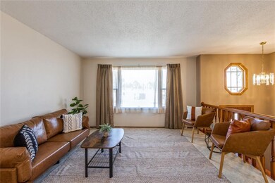 1033 Eisenhower Rd, Hiawatha, IA 52233 - photo 4