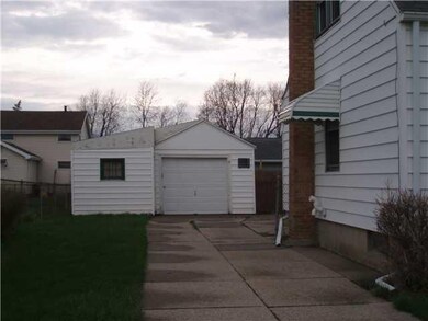 Parking Lot/Garage The garage has an additional st