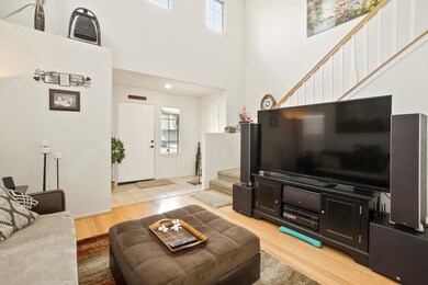 773Isela-LivingRm&Entry2