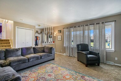 1505 Valley View living room photo 3