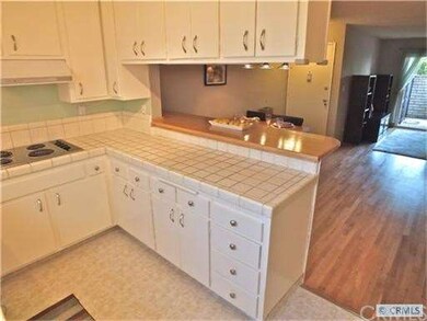 Bright white Kitchen - lots of counterspace & cabi