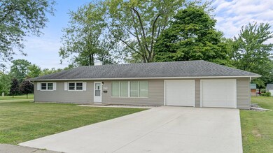 239 S Baxter St, Auburn, IN 46706 - photo 2