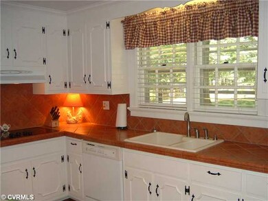 Kitchen - Bright spacious kitchen with new tile co