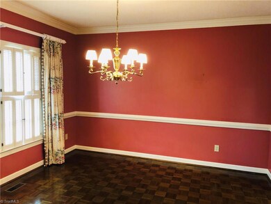 Dining room with parque hardwood floors