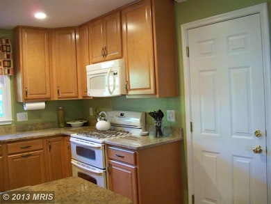 9206 Kristin Ln, Fairfax, VA 22032 - photo 5