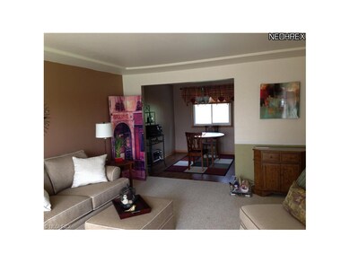 Bereber carpet , laminate floors in dinning and ki