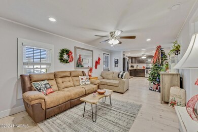 315 S Stringfield St-large-006-014-Livin