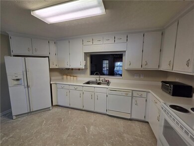 235 Monmouth Dr, Fayetteville, GA 30214 - photo 3