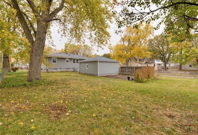 1311 11th St, Des Moines, IA 50314 - photo 6