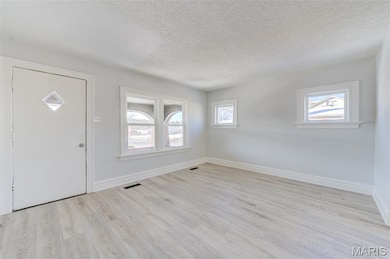 8373 Elmore Ave, Saint Louis, MO 63132 - photo 3