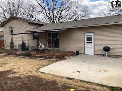 1107 Eastmoor Dr, McPherson, KS 67460 - photo 2
