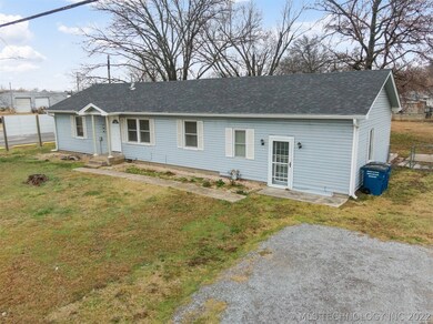 102 E Main St, Chouteau, OK 74337 - photo 4