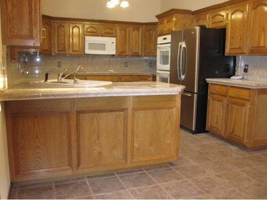Large kitchen, eating bar