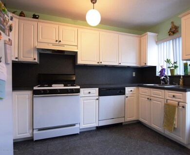 (4) Kitchen