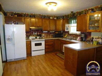 25913 Echo Cliff Rd, Maple Hill, KS 66507 - photo 3