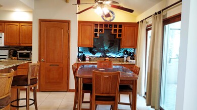 Breakfast room with dry bar