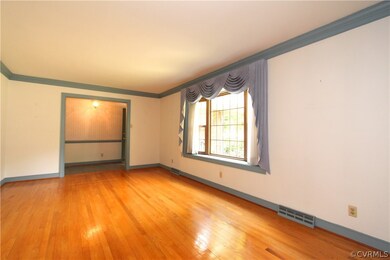Large Living Room with HW Floor and Crown Molding