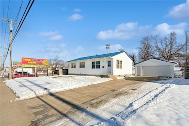 211 Edgewood Rd NW, Cedar Rapids, IA 52405 - photo 2
