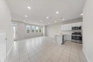 Kitchen with appliances with stainless steel fini