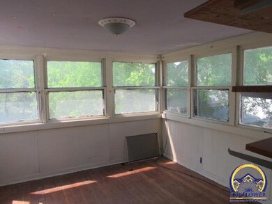 1725 SW 3rd St, Topeka, KS 66606 - photo 6