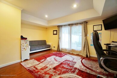 (6) Family Room