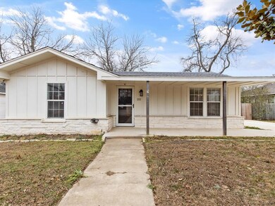211 Dixon St, Cleburne, TX 76033 - photo 2