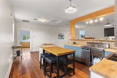 Eat-in kitchen island