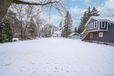 431 N Saginaw St, Holly Vlg, MI 48442 - photo 2