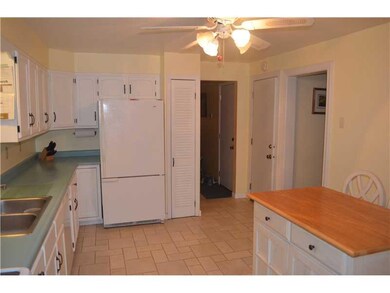 Kitchen. LARGE COUNTER SPACE,WORK AREA.. APPLIANCE
