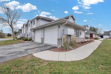 827 Quinlan Dr unit H, Pewaukee, WI 53072 - photo 3