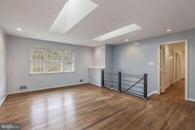 7916 Robison Rd, Bethesda, MD 20817 - photo 5