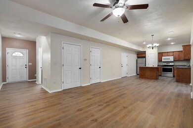 813 E Daniels-9