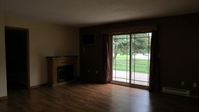 06 Spacious Living Room