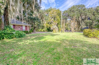 Plenty of side yard to play with your furry friend
