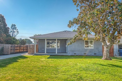 923 W Clinton Ave, Fresno, CA 93705 - photo 2