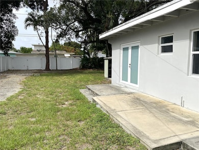 812 SW 16th Ct unit B Rear, Fort Lauderdale, FL 33315 - photo 2