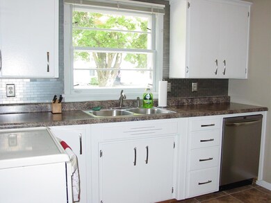 1006 S 18th St, Grand Forks, ND 58201 - photo 5