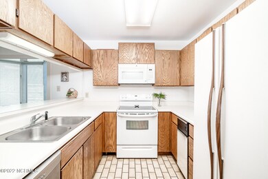 Kitchen w/ peninsula seating