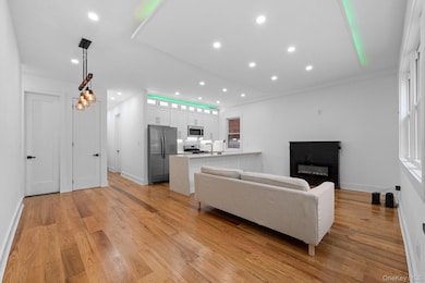 110 Walnut St, Forest Hills, NY 11375 - photo 5