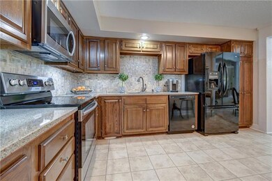 Nice size eat-in kitchen