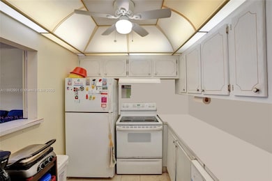 122 Oakridge I unit 122, Deerfield Beach, FL 33442 - photo 6