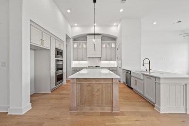Kitchen with appliances with stainless steel fini