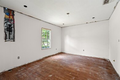 734 N Robinson St, Cleburne, TX 76031 - photo 4