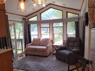 Bright and cheery (furniture included)