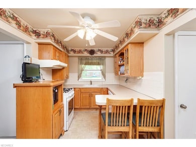 Quaint kitchen with sufficient cabinet/counter spa