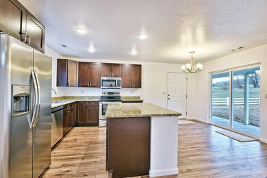 10098 Blackwell Rd, Central Point, OR 97502 - photo 7