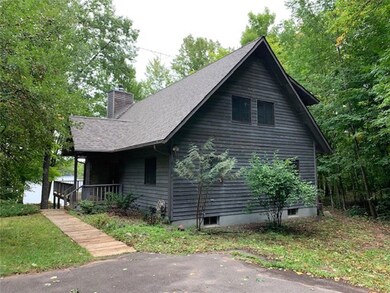 The driveway side of the cabin.... come on in!