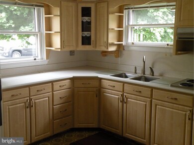 4331 Winfield St, Emmaus, PA 18049 - photo 2